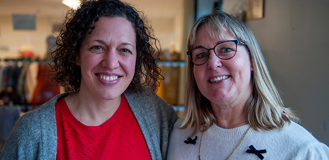 En bild på två kvinnor som ler mot kameran