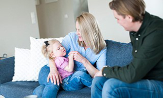 Jennie, Daniel och Stella sitter i soffan.