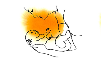 En kvinna håller i sit spädbarn. 