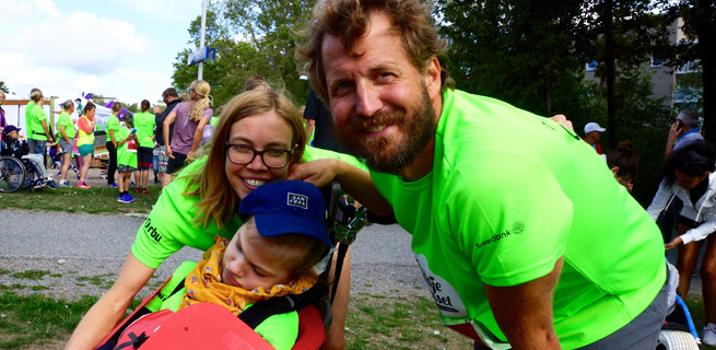 Bild på Mikael och Hugo som har neon gröna tröjan på sig