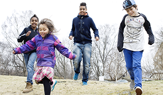 Barn som leker tillsammans 