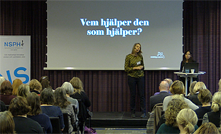 Bild på Ingrid och Jenny som föreläser på scen inför en publik