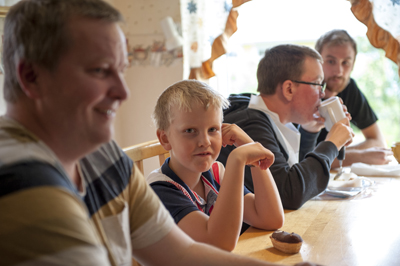 Delar av familjen Funck vid köksbordet.