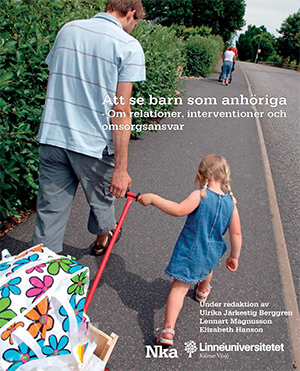 Bild på en pappa och dotter som drar en skrinda