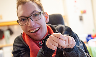 Tim håller händerna formade som ett hjärta