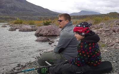 Abbe och pappa Janne fiskar i fjällen.