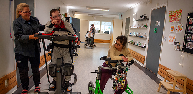 Två personer möts i en korridor