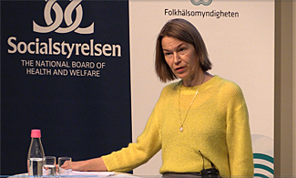 Bild på Olivia Wigzell som talar på konferensscenen 