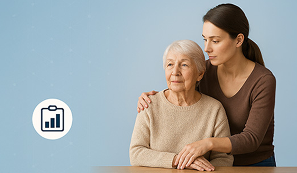 En kvinna lägger armen om en äldre kvinna som sitter ner