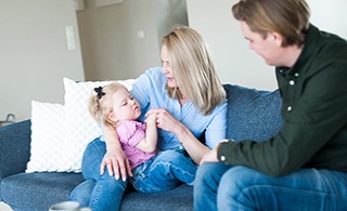 Jennie, Daniel och Stella sitter i soffan.