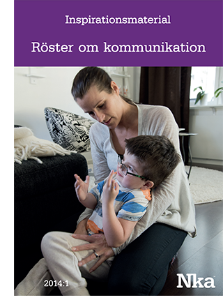 Omslag av Röster om kommunikation. På omslaget finns en bild på en pojke som sitter i knät på en kvinna.