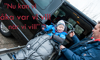 Emil och pappa Daniel vid bilen.