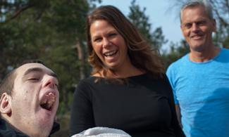 Love tillsammans med sin mamma och pappa.