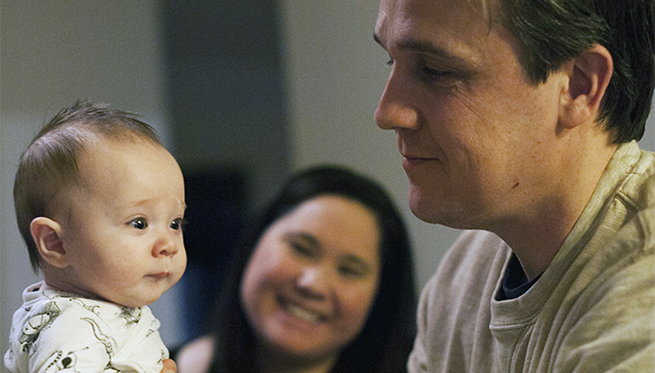 Mia och pappa Stefan. I bakgrunden syns mamma Angela.