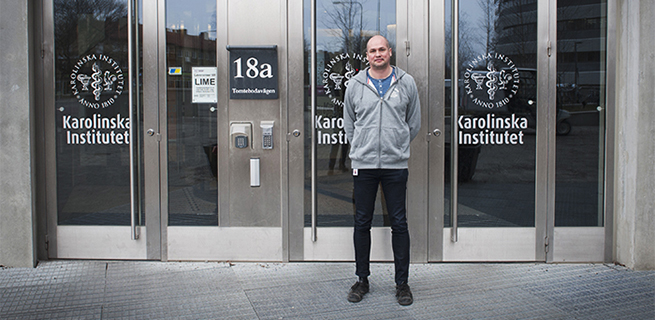 Niklas Juth utanför Karolinska institutet