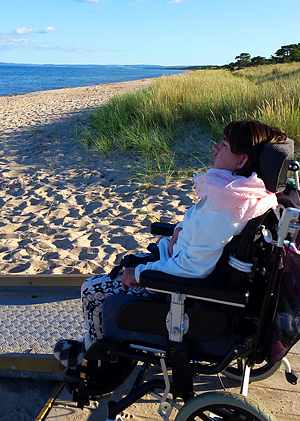 Kristina Storm sitter vid stranden och upplever doften, vinden och vågornas brus.