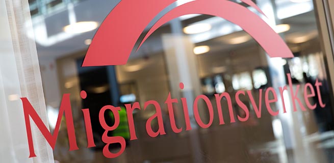 Migrationsverkets logga på ett fönster.