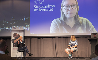 Robert Öberg, Jenny Wilder och Daniel Östlund. Robert och Daniel sitter på scenen och Jenny är med via skärm.