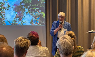 Elaine Johansson, vice ordförande i Funktionsrätt Västra Götaland och vice ordförande i FUB, Västra Götaland avslutar Anhörigdagen 2026