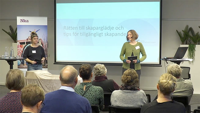 Lina Gardelin och Tina Weidelt står framme vid en stor skärm och presenterar.