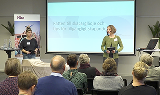 Lina Gardelin och Tina Weidelt står framme vid en stor skärm och presenterar.