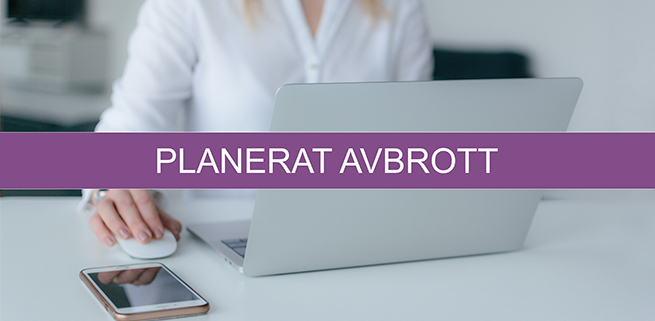 En kvinna sitter vid en bärbar dator. På bilden står texten "Planerat avbrott".