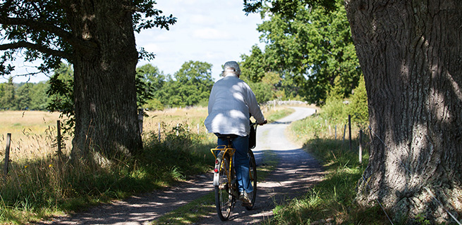 Äldre kvinna cyklar