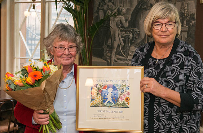 Christina Renlund och Eva Frunk Lind håller upp ett diplom.