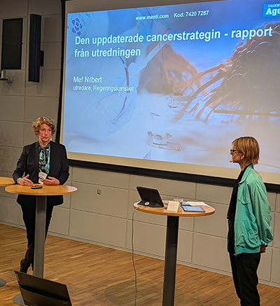 Mef Nilbert och moderator Petra Hedbom.