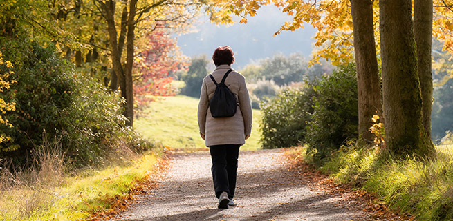 Kvinna promenerar mot ljuset