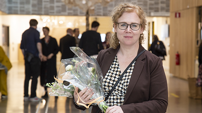 Camilla Malm håller i en blombukett