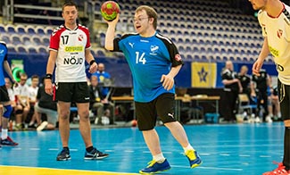 Jesper Eriksson spelar handboll och ska precis kasta iväg bollen.