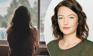 En kvinna står och tittar ut från ett fönster, och en bild på Julia Engström. 