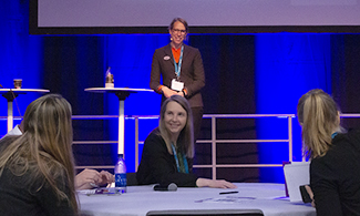 Ingrid Lindholm på scen.