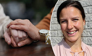 Två äldre personer håller varandras händer och en bild på Lisa Scheldje.