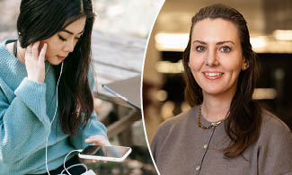 En tjej sitter med en mobil och en bild på Maria Linné. 