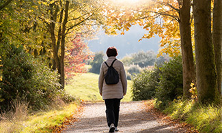 En kvinna promenerar mot ljuset