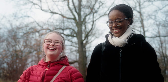 Två glada personer som är ute på promenad